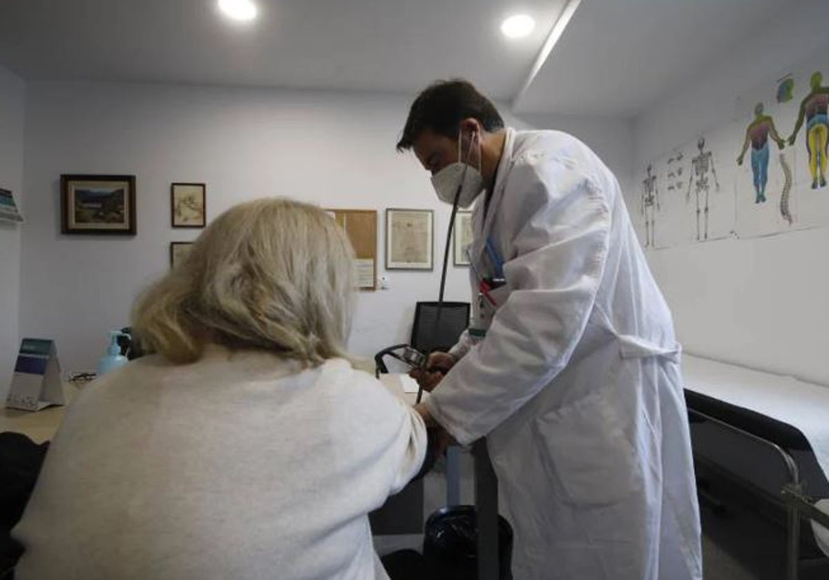 Una paciente es atendida por un facultativo en un centro médico de Córdoba