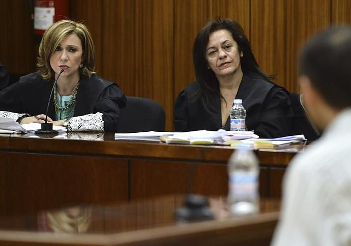 La fiscal del caso Bretón María Ángeles Rojas junto a la abogada de Ruth Ortiz durante el juicio en Córdoba