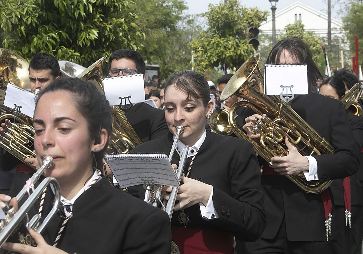 Músicos de la banda de cornetas y tambores Coronación de Espinas de Córdoba