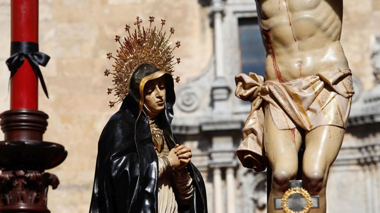La Dolorosa, a los pies del Señor de la Caridad
