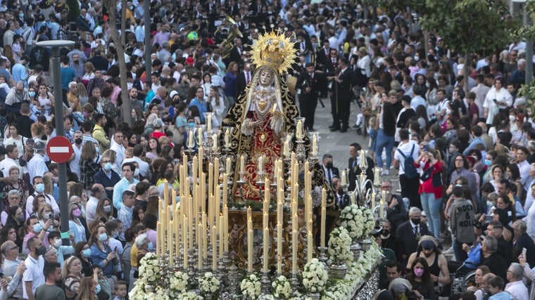 Nuestra Señora de los Dolores, en su paso un Viernes Santo