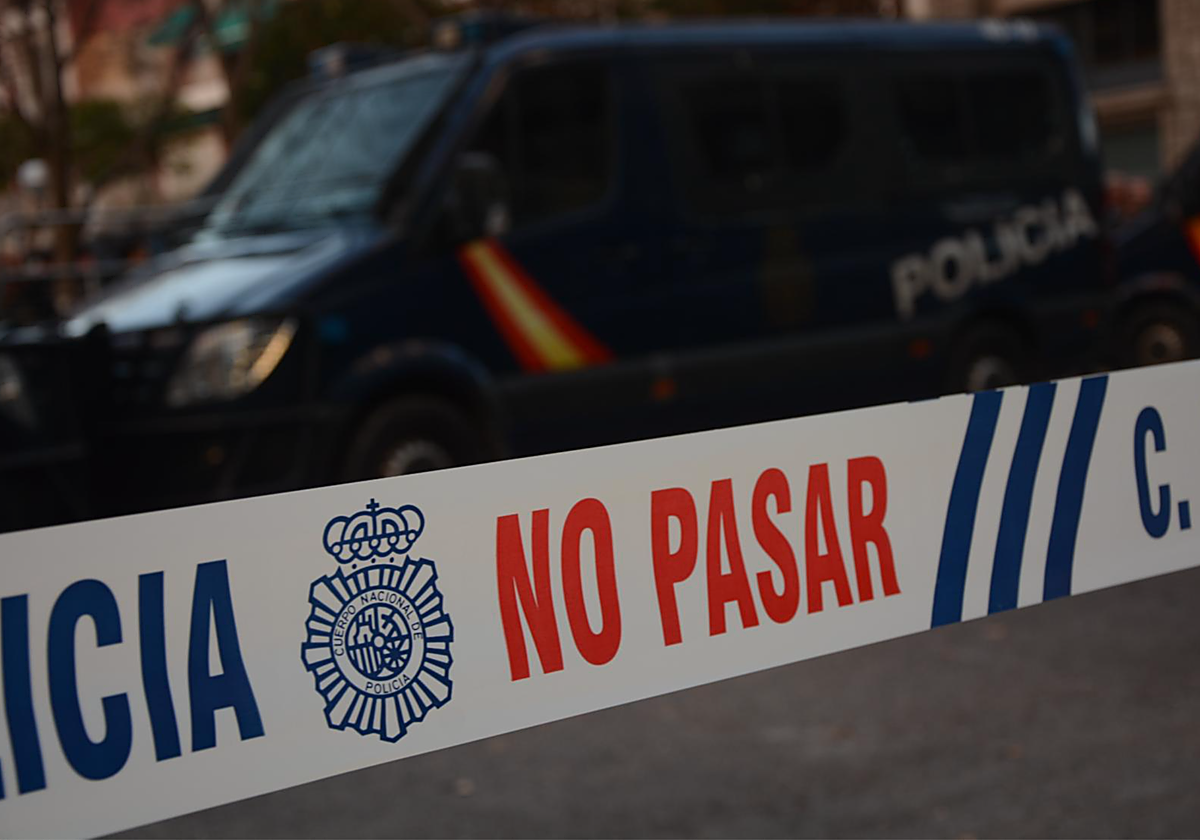 Cinta y vehículo policial en foto de archvo