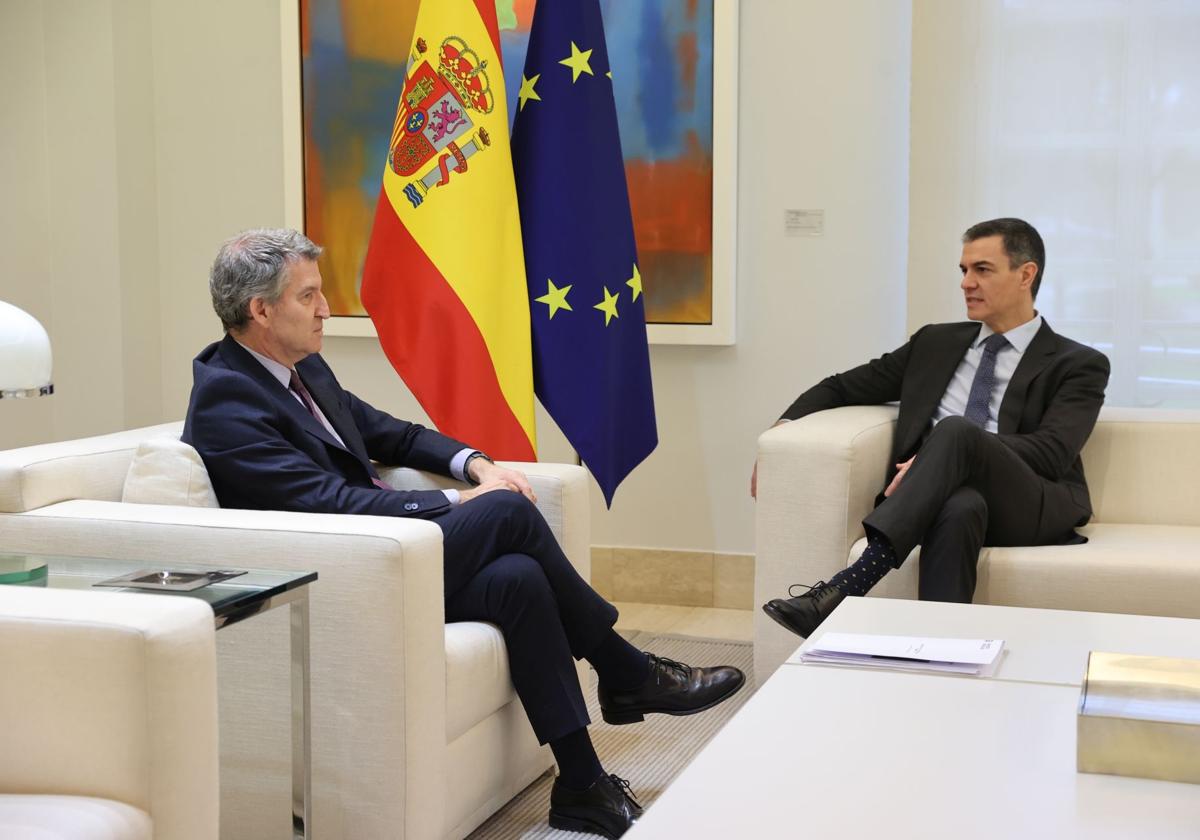 Alberto Núñez Feijóo y Pedro Sánchez, en Moncloa