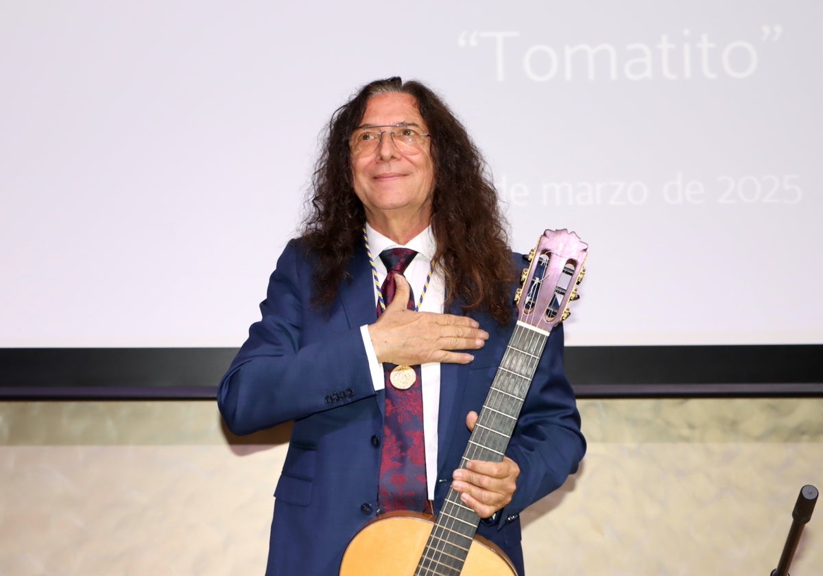 Tomatito ha recibido muy emocionado la Medalla de Oro de la Universidad de Almería