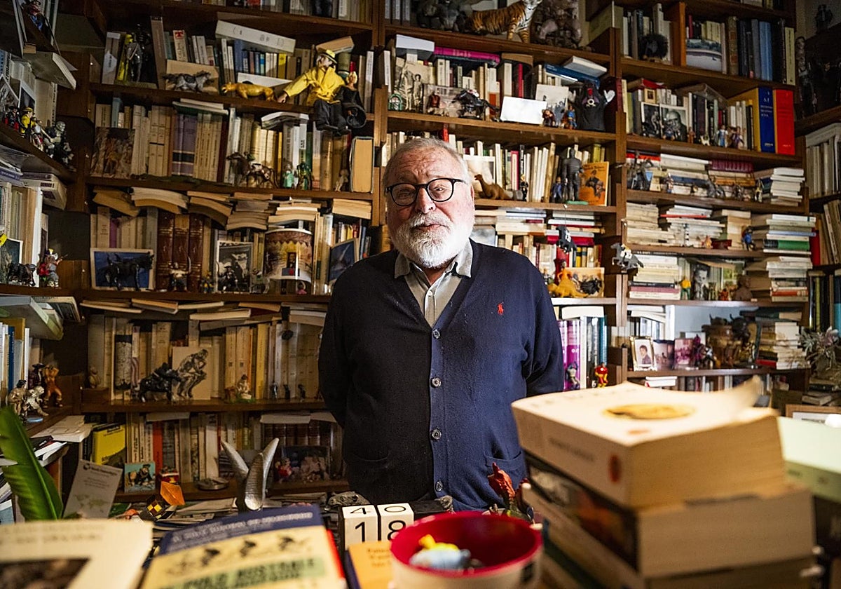 Fernando Savater en su biblioteca