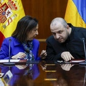 La ministra de Defensa, Margarita Robles, junto a su homólogo ucraniano, Rustem Umerov, en Madrid