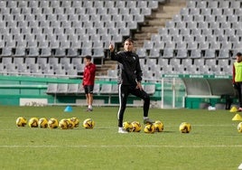 Iván Ania : «Si ganamos al Sporting, quizás podríamos empezar a pensar en algo más que la salvación»