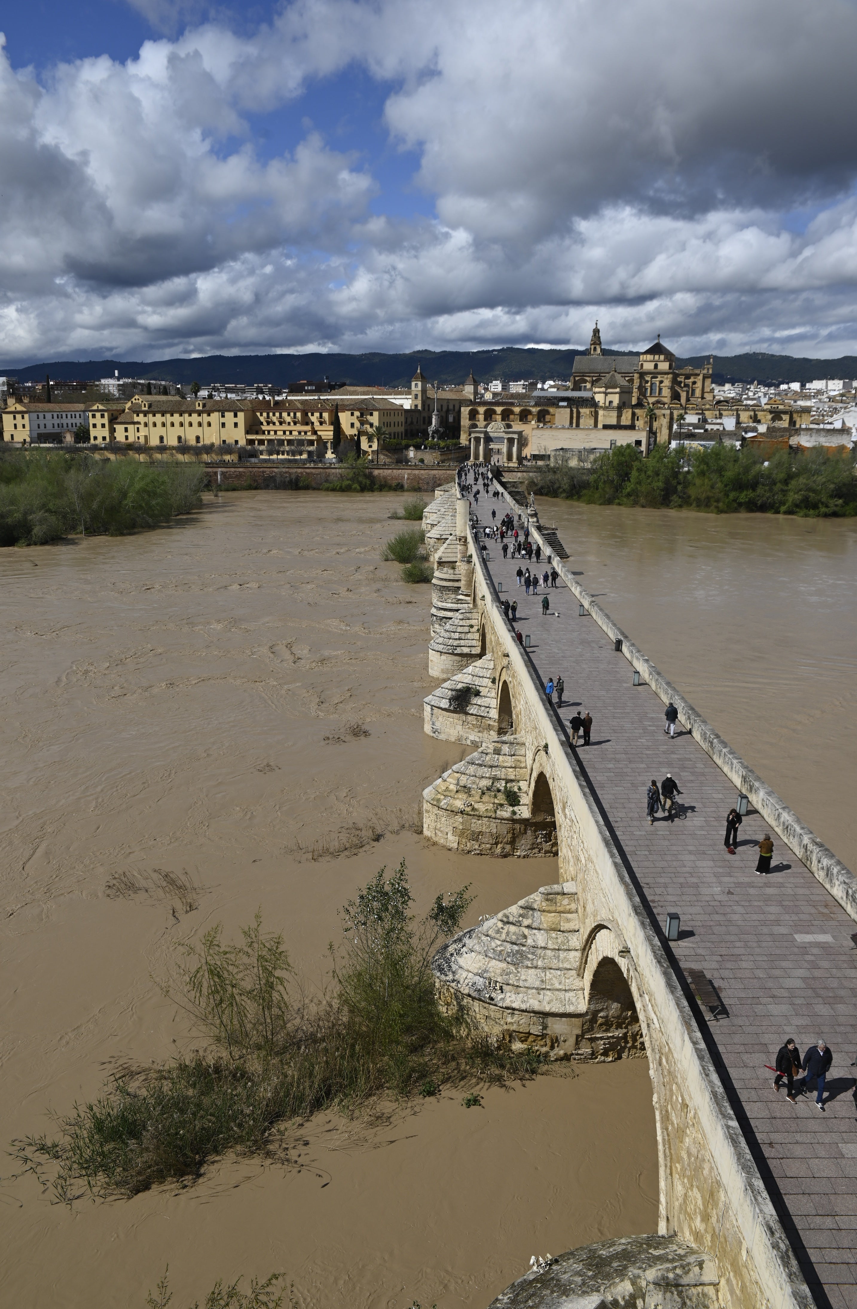 La inquietante crecida del río Guadalquivir a su paso por Córdoba, en imágenes