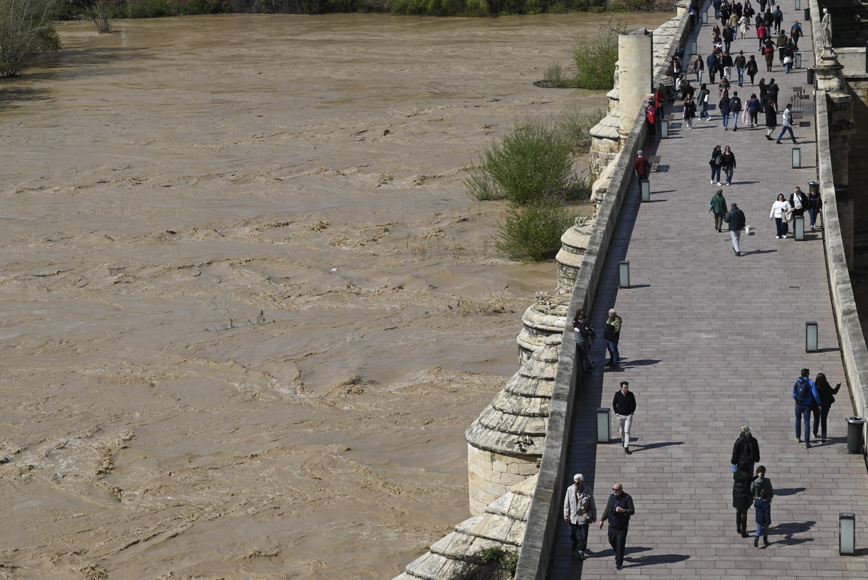 La inquietante crecida del río Guadalquivir a su paso por Córdoba, en imágenes