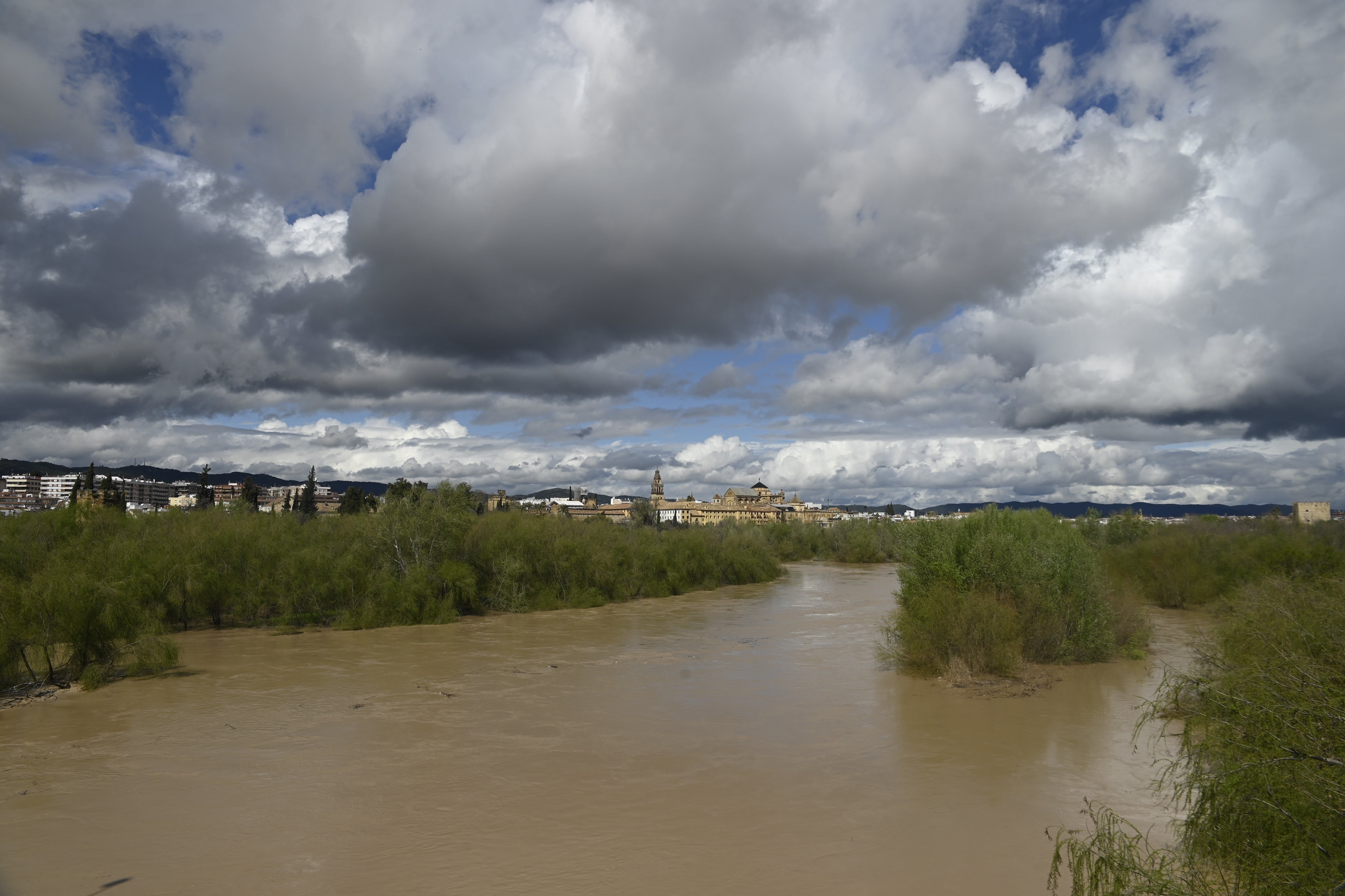 La inquietante crecida del río Guadalquivir a su paso por Córdoba, en imágenes