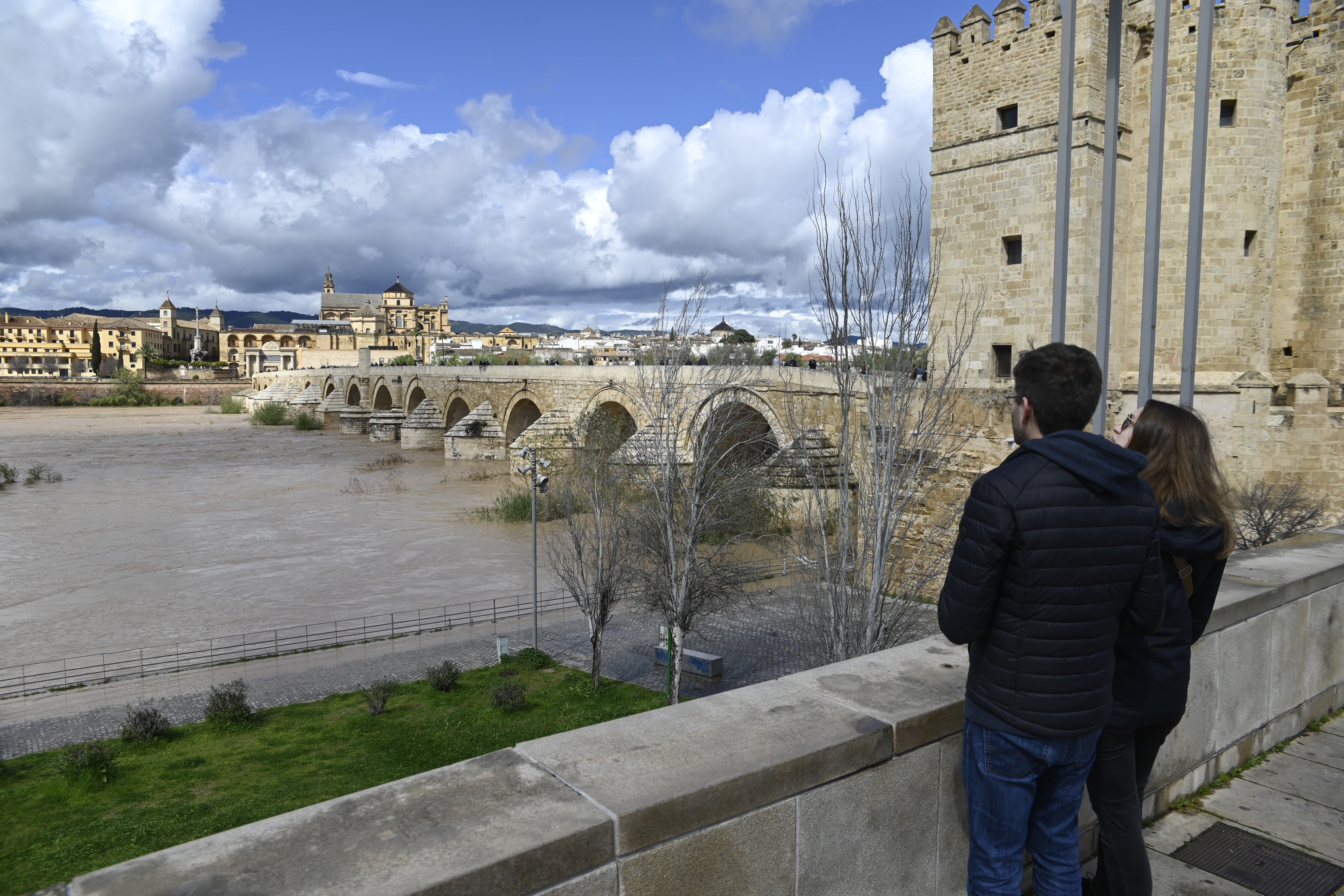 La inquietante crecida del río Guadalquivir a su paso por Córdoba, en imágenes