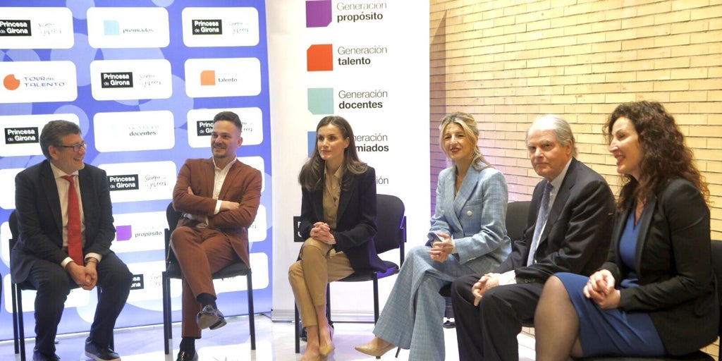 Doña Letizia se reúne con jóvenes que realizan voluntariado en colegios de zonas afectadas por la dana de en Valencia