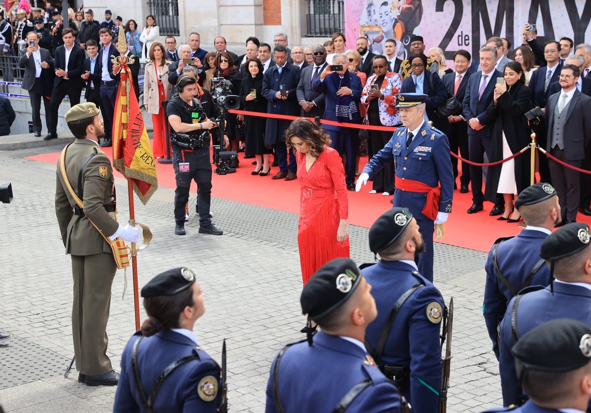 Ayuso en el acto cívico militar con el homenaje a los caídos el 2 de Mayo, en 2024