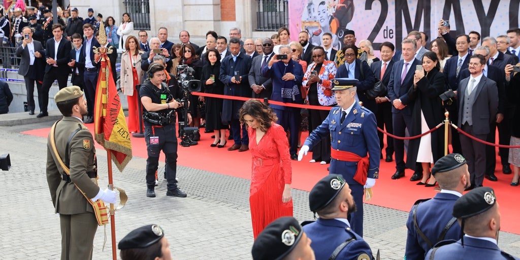 Ayuso denuncia que Sánchez ha prohibido por primera vez el tradicional desfile militar del Dos de Mayo en Sol