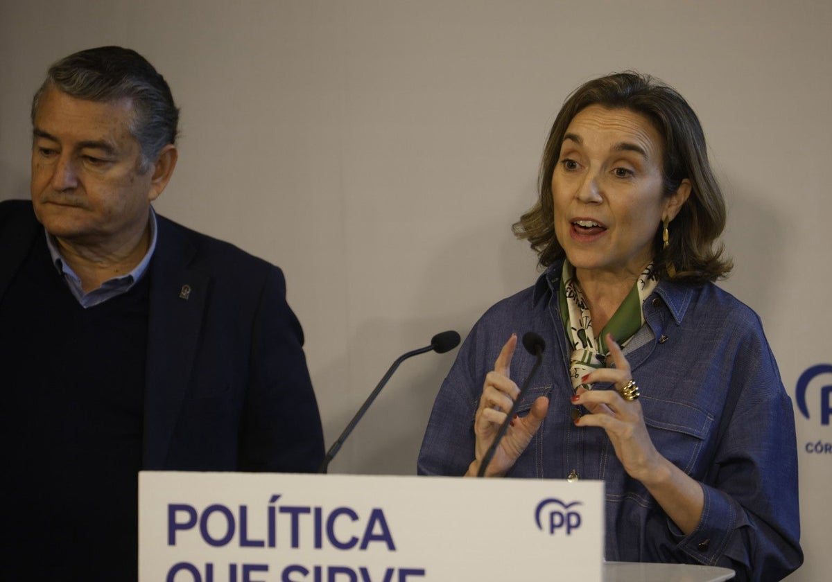 Cuca Gamarra, con Antonio Sanz, durante su comparecencia en Córdoba