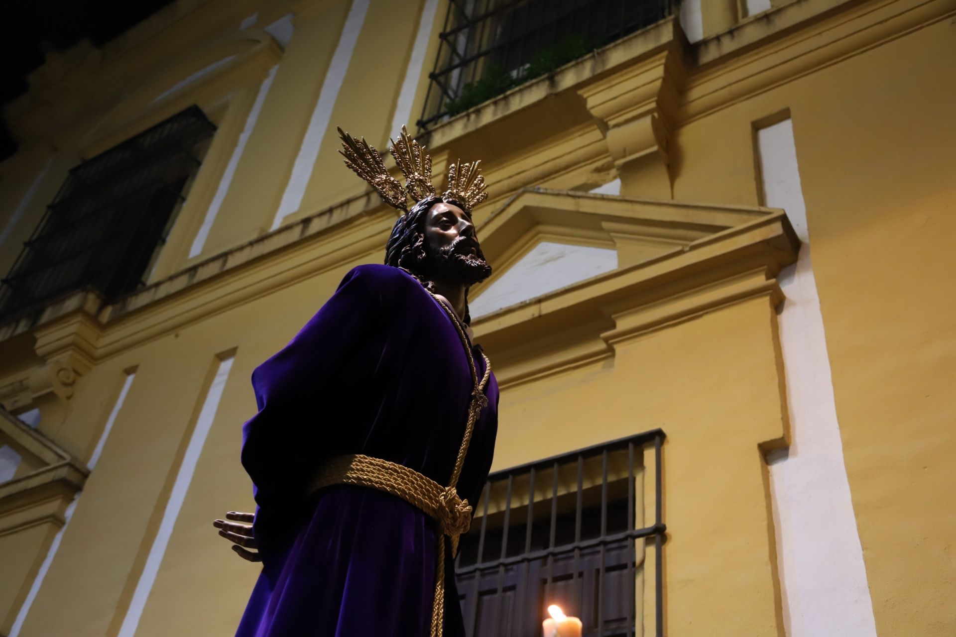 El traslado del Señor del Perdón a la Trinidad por las calles de la Judería de Córdoba, en imágenes