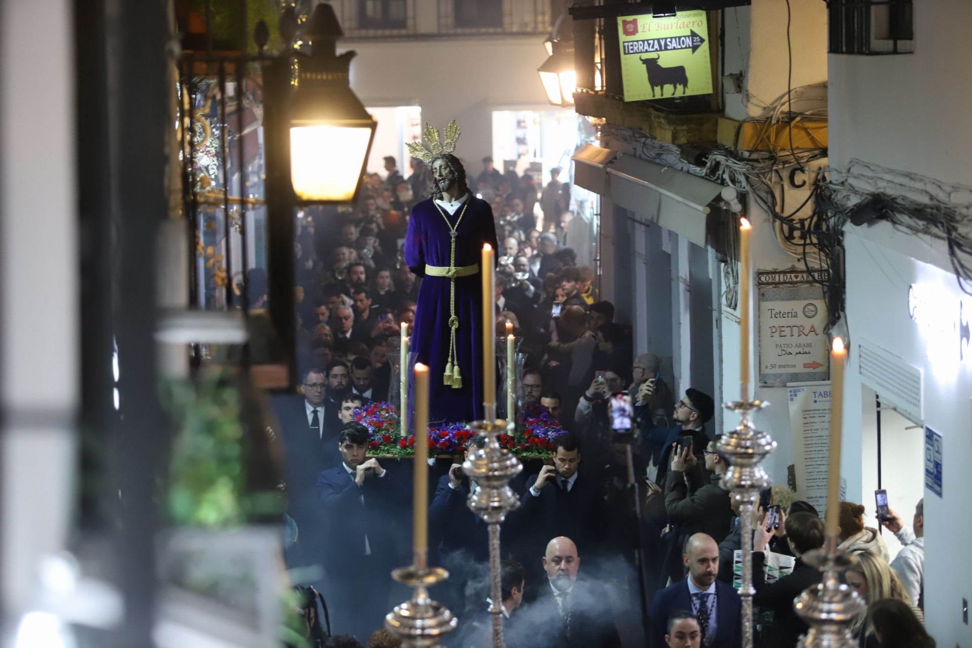 El traslado del Señor del Perdón a la Trinidad por las calles de la Judería de Córdoba, en imágenes