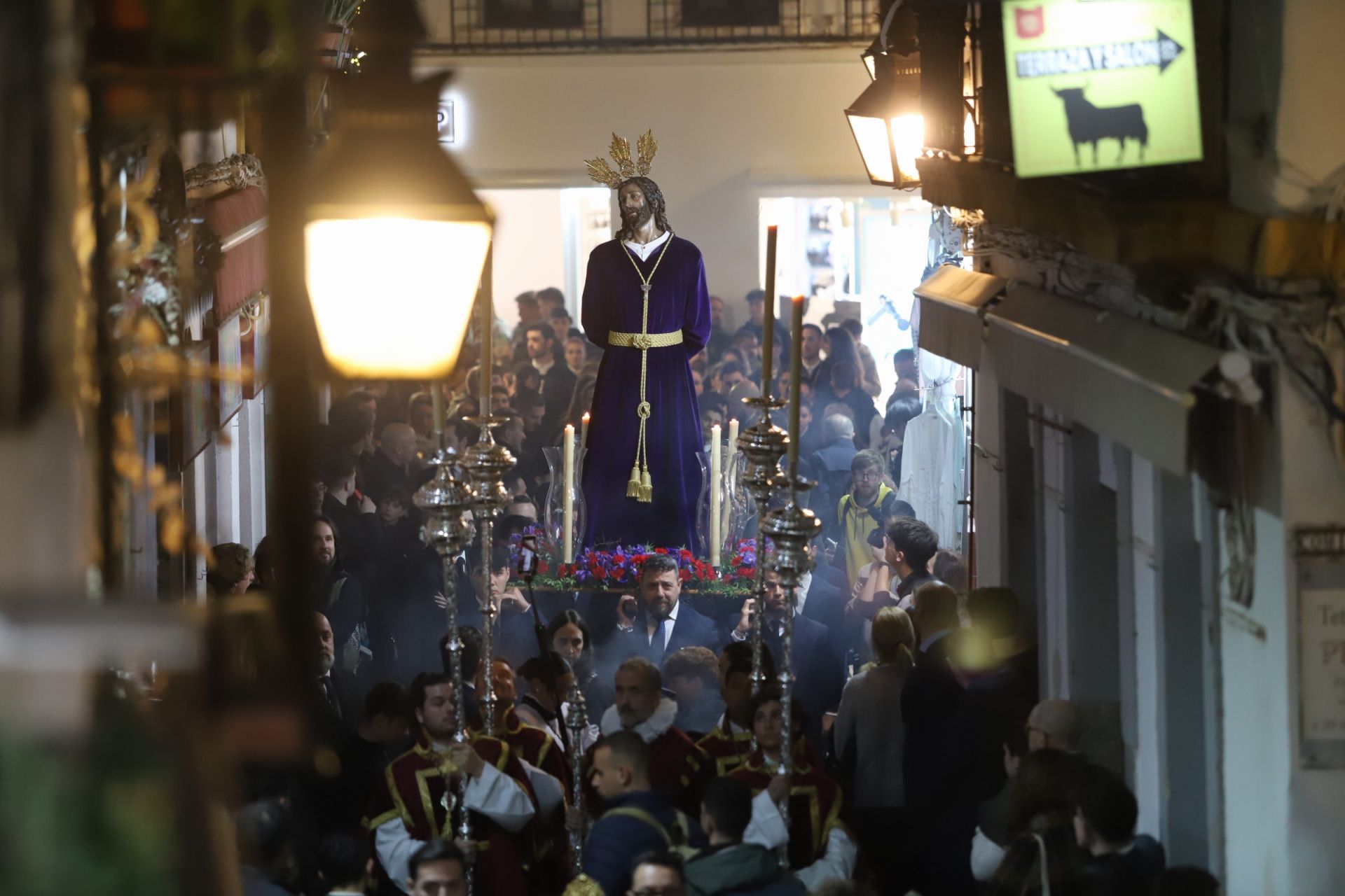 El traslado del Señor del Perdón a la Trinidad por las calles de la Judería de Córdoba, en imágenes