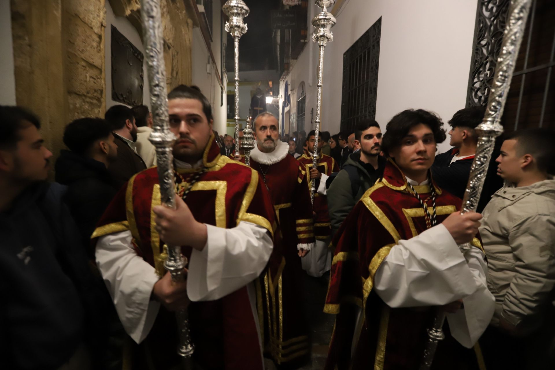 El traslado del Señor del Perdón a la Trinidad por las calles de la Judería de Córdoba, en imágenes