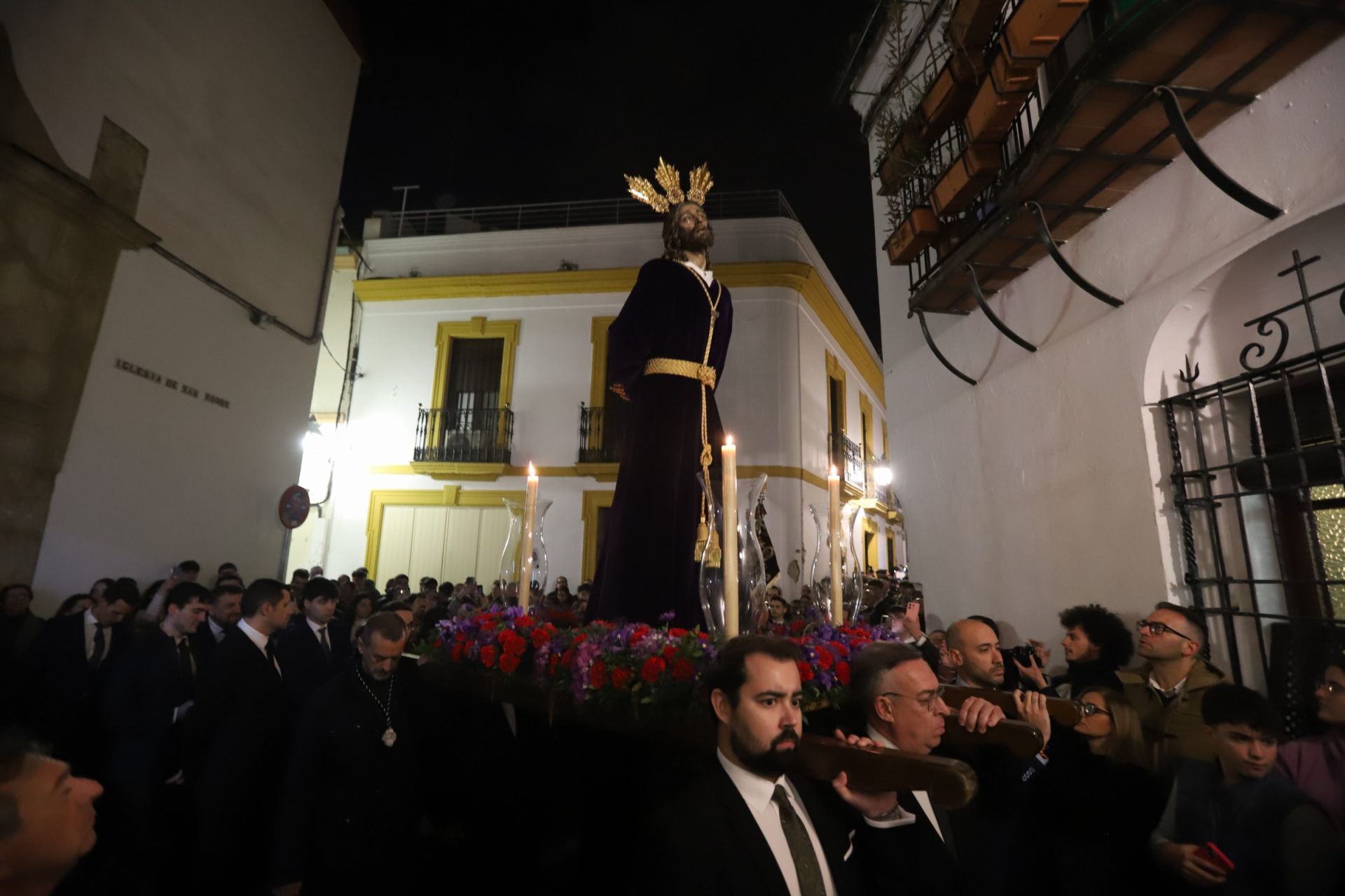 El traslado del Señor del Perdón a la Trinidad por las calles de la Judería de Córdoba, en imágenes