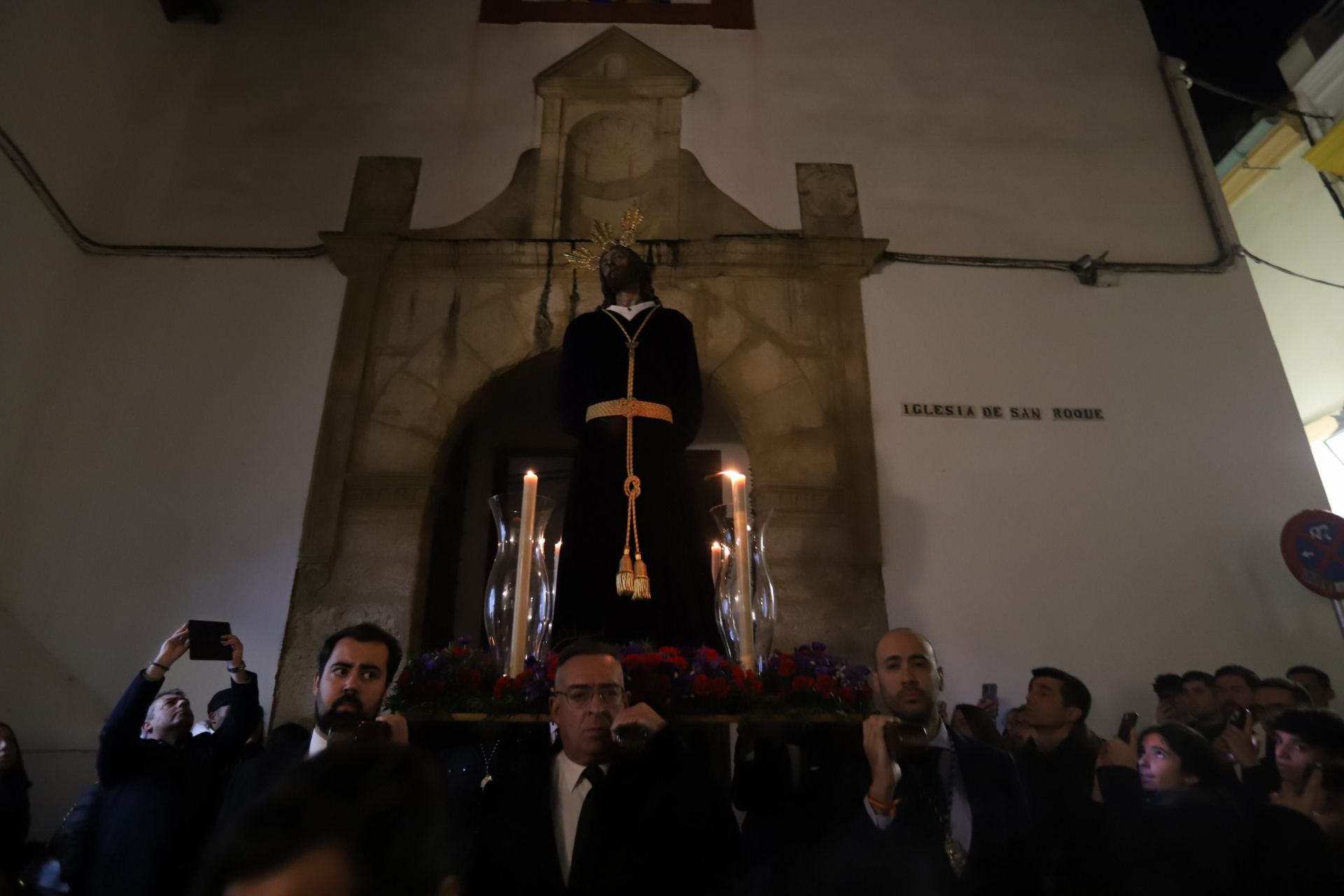 El traslado del Señor del Perdón a la Trinidad por las calles de la Judería de Córdoba, en imágenes