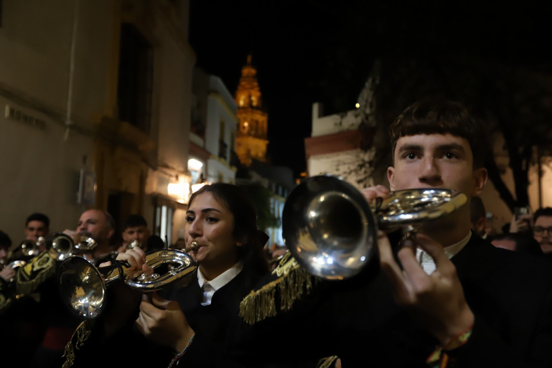 El traslado del Señor del Perdón a la Trinidad por las calles de la Judería de Córdoba, en imágenes