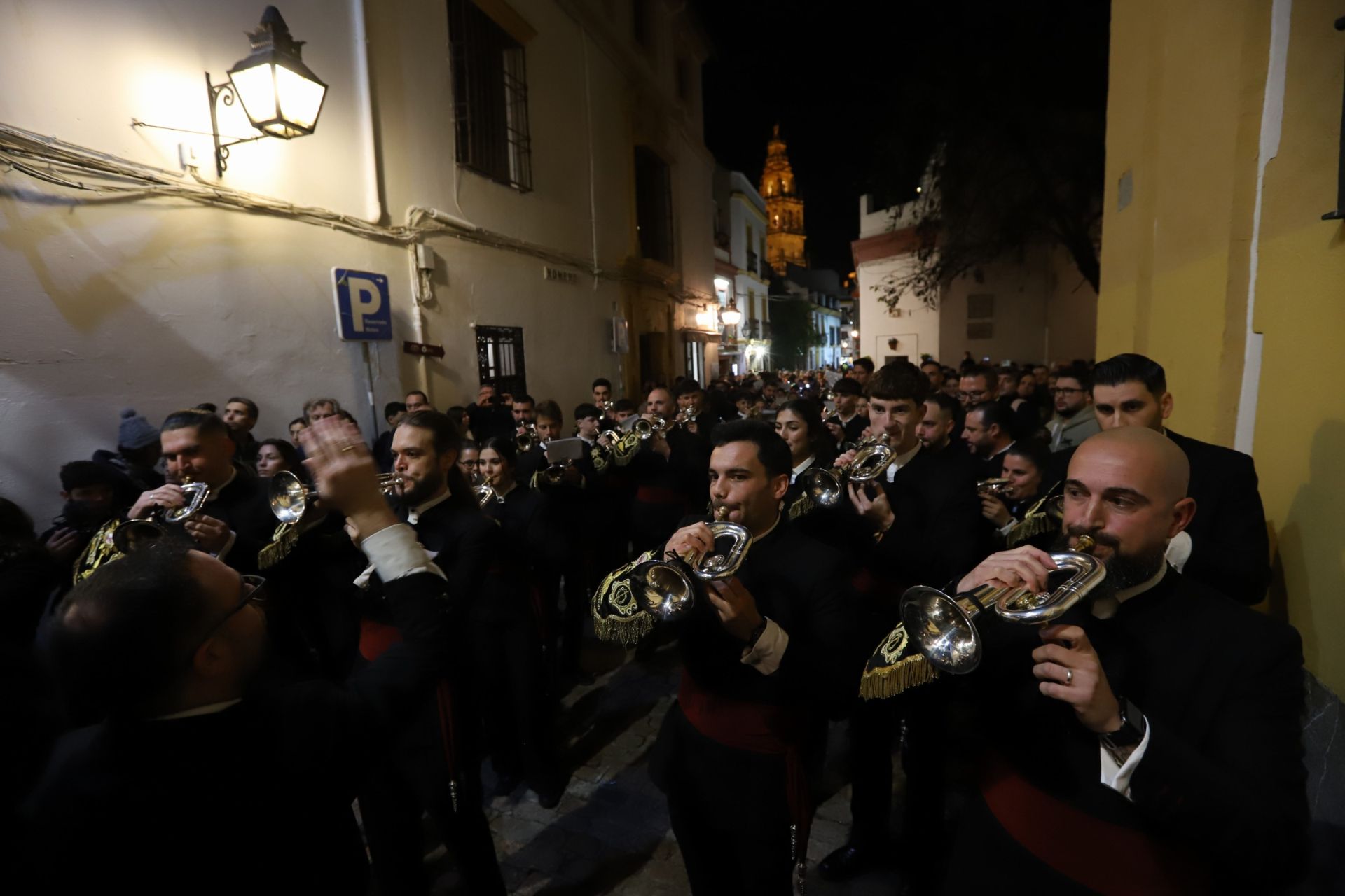 El traslado del Señor del Perdón a la Trinidad por las calles de la Judería de Córdoba, en imágenes