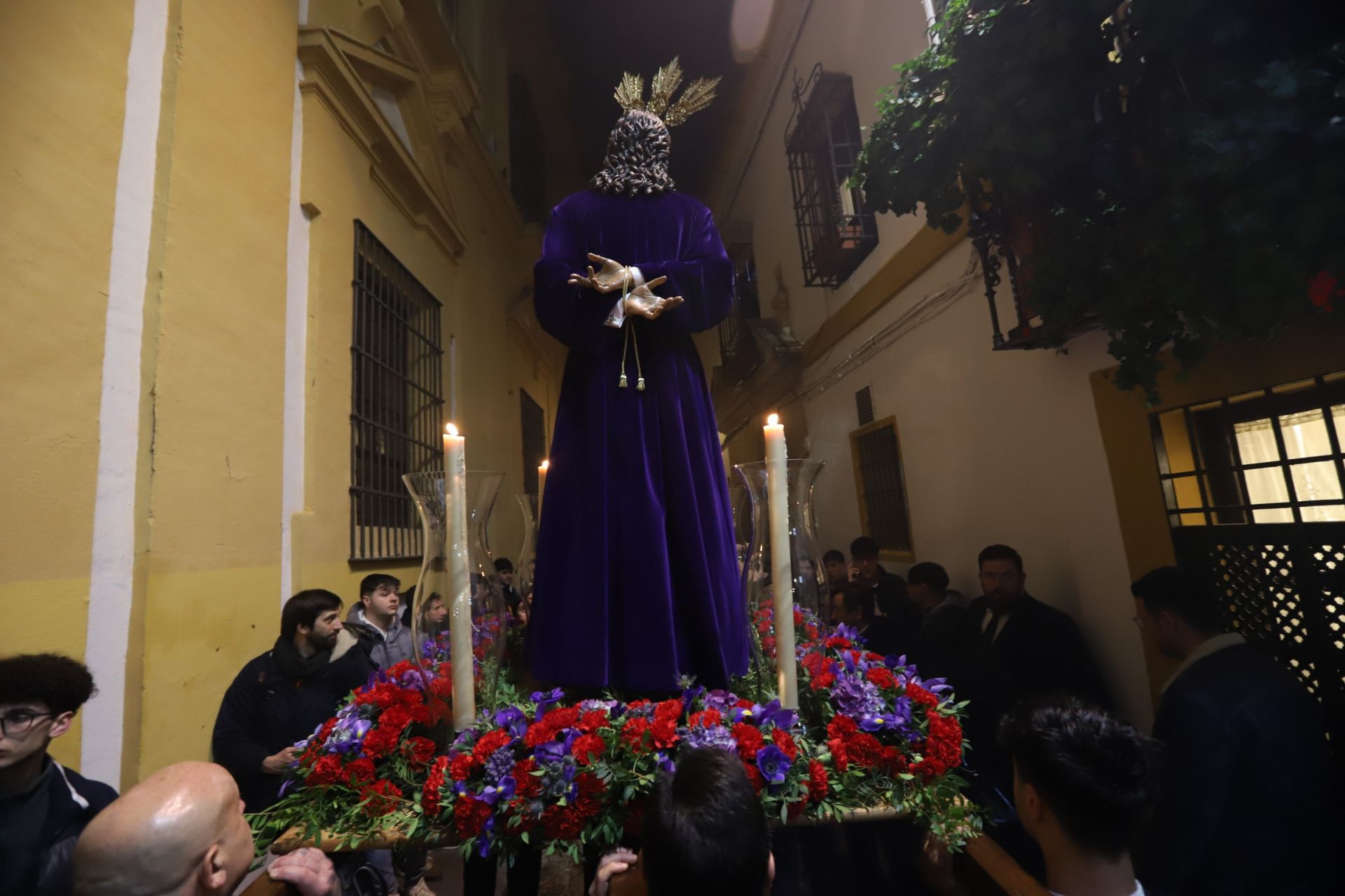 El traslado del Señor del Perdón a la Trinidad por las calles de la Judería de Córdoba, en imágenes