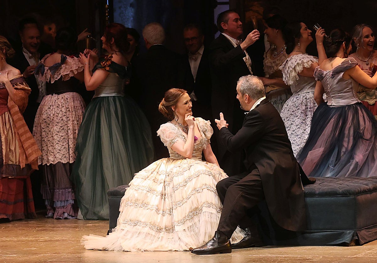 Una escena de 'La Traviata' en el Gran Teatro de Córdoba