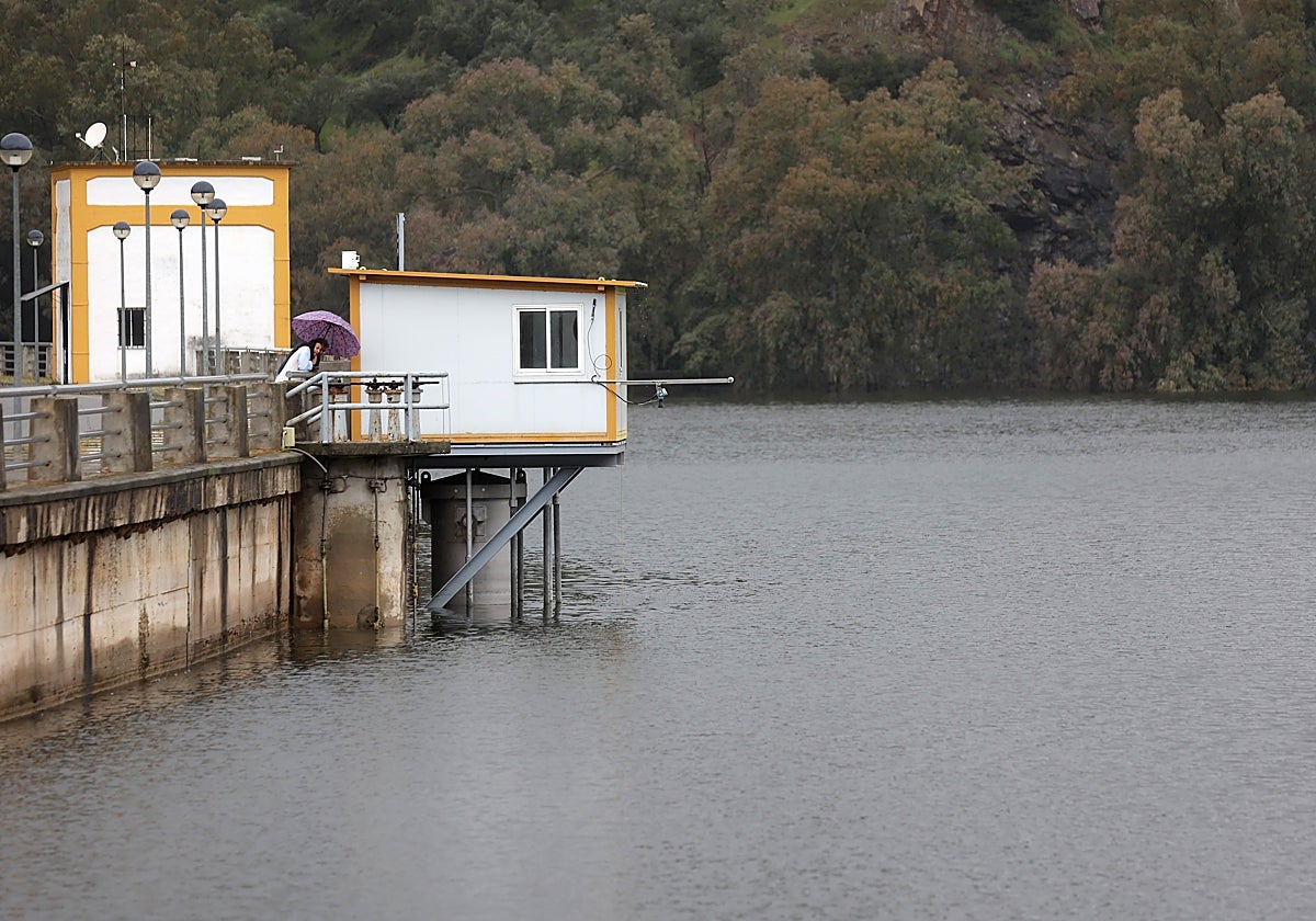 Una mujer se asoma al pantano del Guadalmellato esta semana en Córdoba