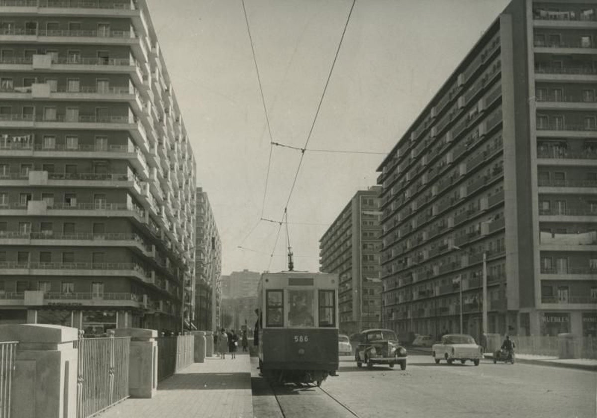 Imagen de la década de los sesenta del tranvía 5 por la avenida Donostiarra