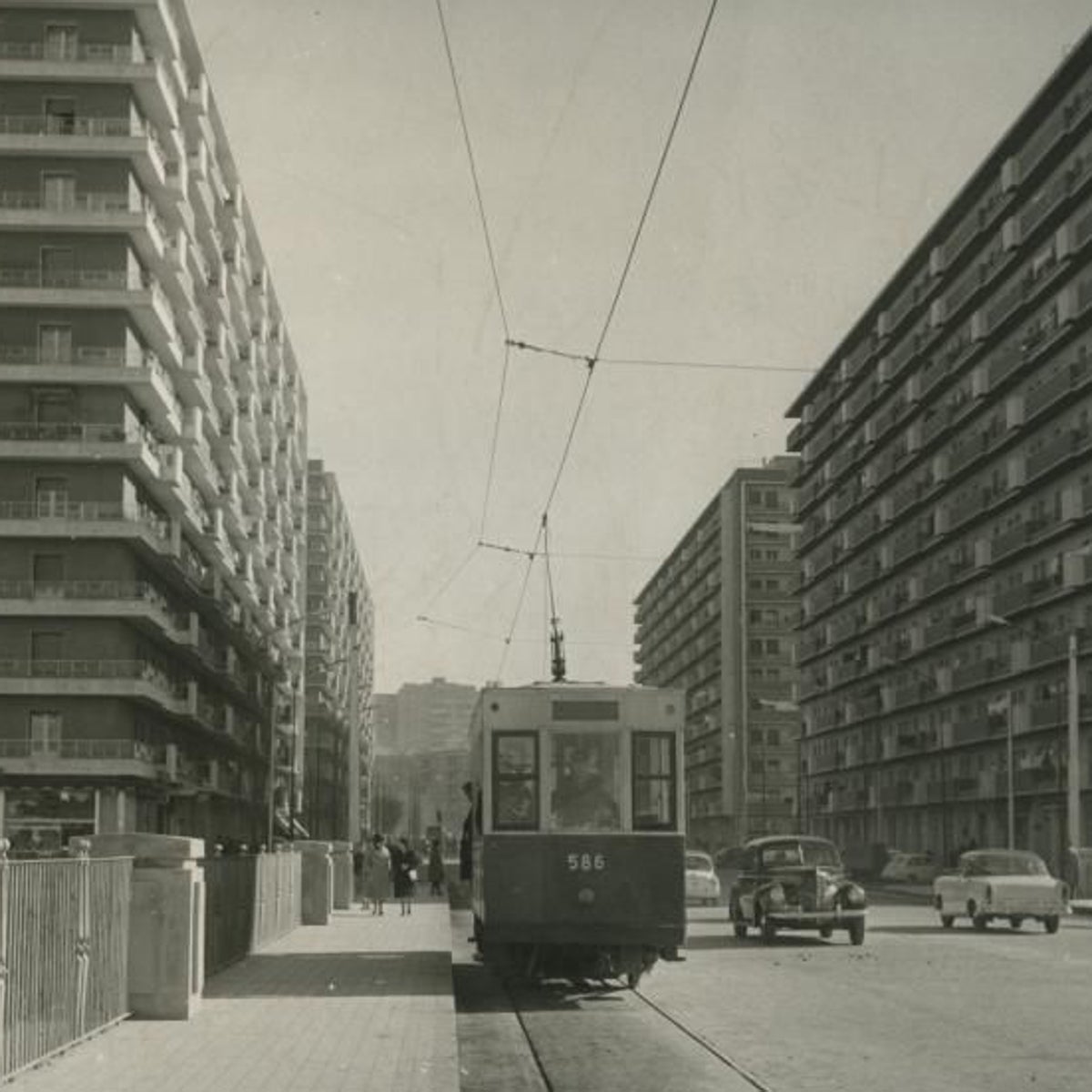 Imagen de la década de los sesenta del tranvía 5 por la avenida Donostiarra