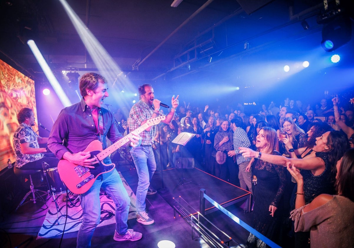 Marisol, banda de versiones de pop-rock español, durante una actuación en el club Aurora