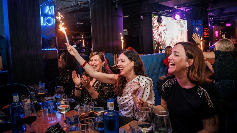 Un grupo de amigas tras cenar en Aurora