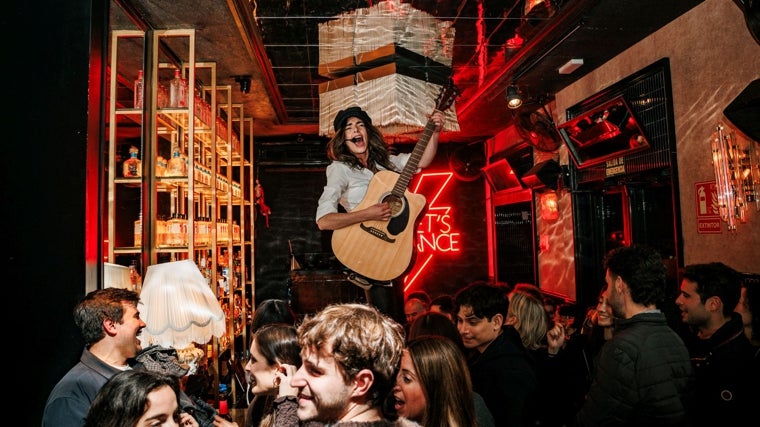 Una cantante anima al personal desde la barra de Barbara Ann