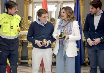 Catalá entrega a Almeida el casco de honor de los bomberos por la ayuda de Madrid a Valencia en la dana