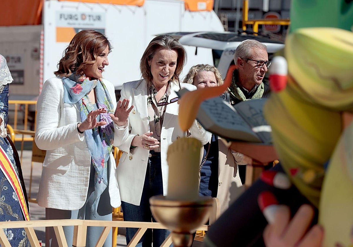 Imagen de la alcaldesa de Valencia, María José Catalá, y la secretaria general del PP, Cuca Gamarra, este sábado visitando las fallas municipales