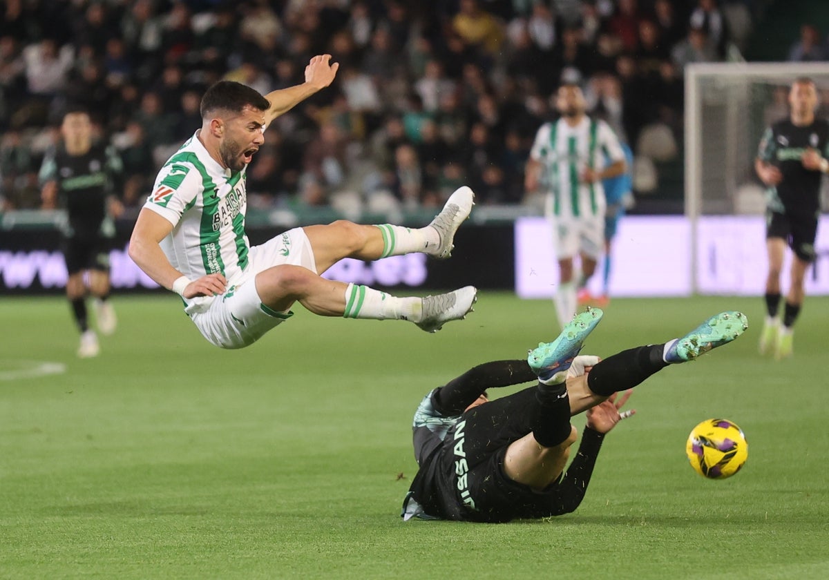El cordobesista Jacobo vuela por encima de un rival del Sporting