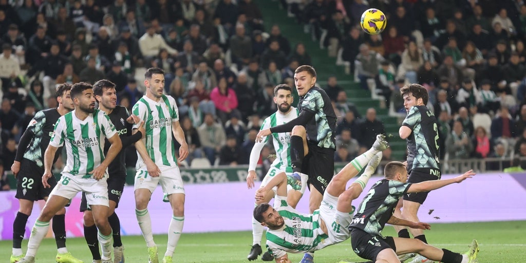 El Córdoba CF cede un empate amargo a última hora ante el Sporting de Gijón (1-1)