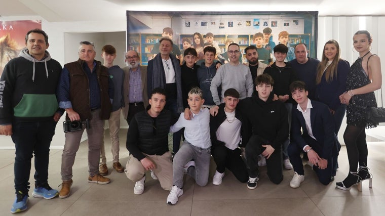 Equipo de la serie juvenil de producción cordobesa 'Aula 423' en Cines Axion este sábado