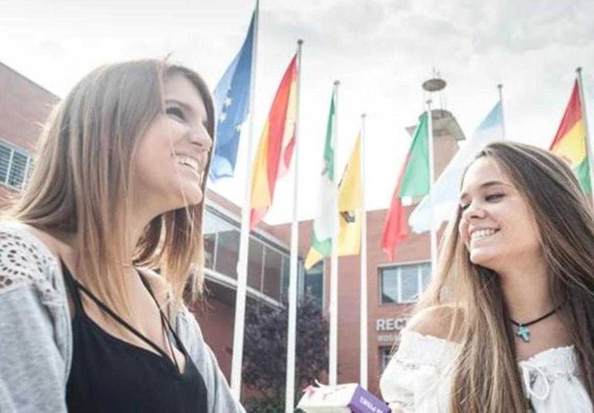 Dos estudiantes de la Universidad Pablo Olavide de Sevilla