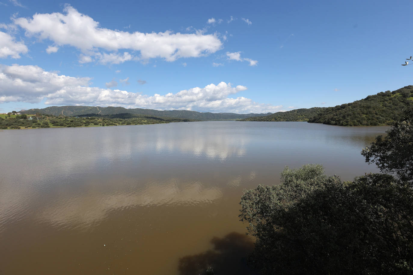 Los embalses de San Rafael de Navallana y Guadalmellato rozan el lleno absoluto, en imágenes