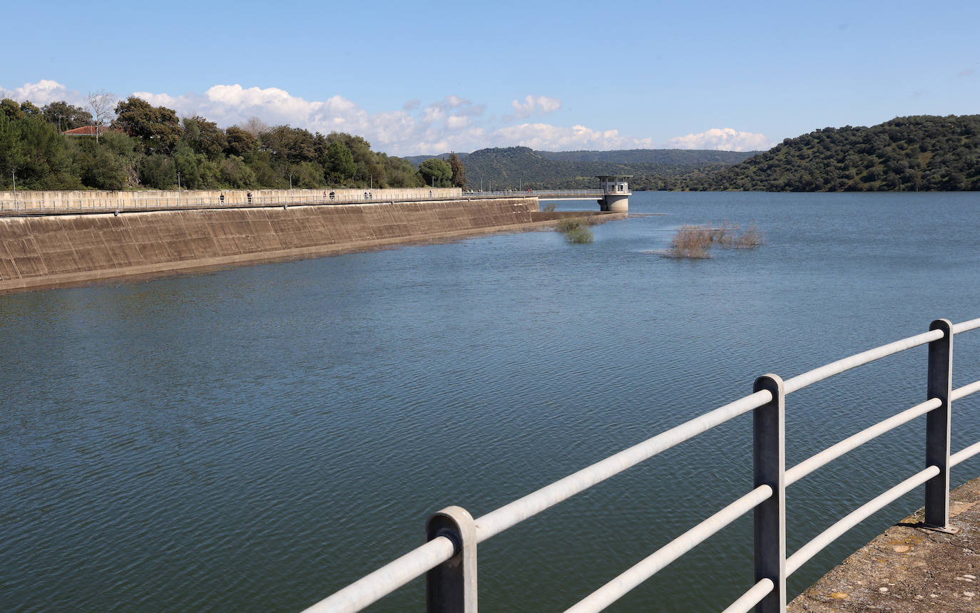 Los embalses de San Rafael de Navallana y Guadalmellato rozan el lleno absoluto, en imágenes