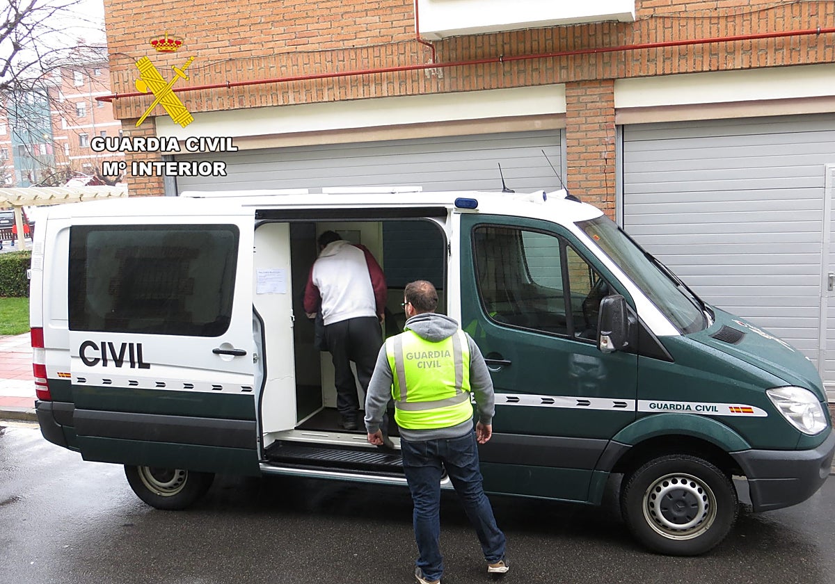 Detenido un hotelero por explotar a dos trabajadores sudamericanos a los que llegó a amenazar con un arma