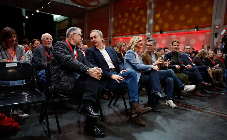 Imagen principal - Zapatero: «Estamos en el mejor momento de la historia de España. Y este congreso tiene aire fundacional, empieza una nueva etapa, la de Alegría»