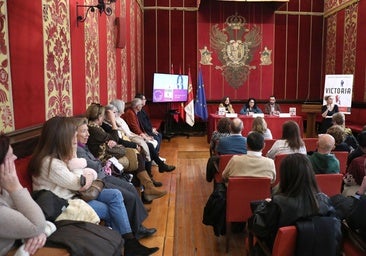Paloma Sánchez-Garnica durante la presentación de su novela en la sala Capitular del Ayuntamiento de Toledo