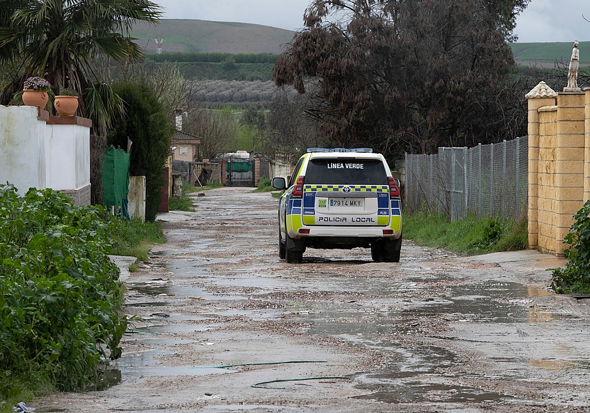 Una patrulla de la Línea Verde en una zona de parcelas junto al río