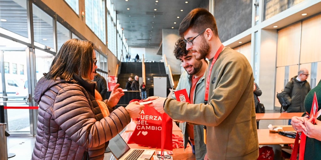 Bolaños arropa a la «valiente» Alegría en Zaragoza: «Mala suerte para ti, Azcón. Azcón a la oposición»