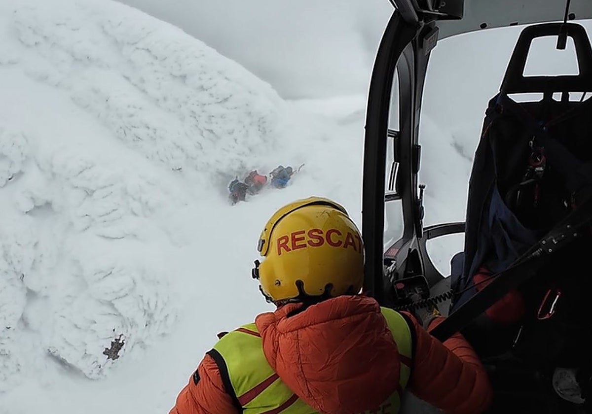 Un momento de la operación de rescate en el pico Curavacas (Palencia)