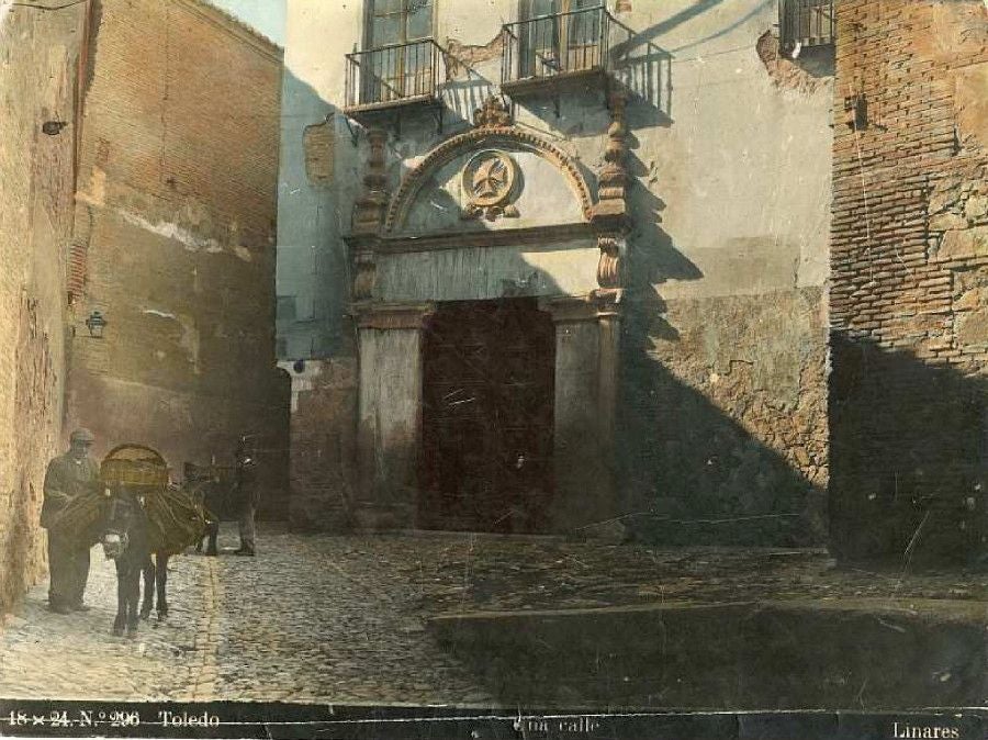 El convento de la Trinidad fue suprimido en 1821. Años después pasó al Estado para albergar un cuartel y la Zona de Reclutamiento. En 1916, el Ayuntamiento ayudó para alojar a los guardias solteros de la Comandancia. Tras años de abandono, a partir de 1960 se derribaron los últimos restos. El solar es la actual plaza del Salvador. Fotografía de Linares hacia 1917. Archivo Municipal de Toledo